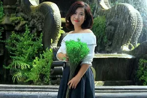 VÀ CHỚP MẮT MÙA QUA TA Ở LẠI