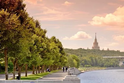 TRONG VÒNG ÔM MOSKVA